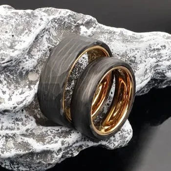 Ring POYA 8mm Black Hammered Forged Carbon Fiber Gold Plated Tungsten Inlay Wedding Band for Men Horaclek Tungsten